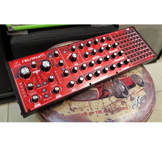 Behringer NEUTRON полумодульный аналоговый синтезатор USED