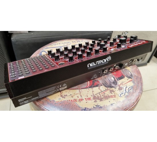 Behringer NEUTRON полумодульный аналоговый синтезатор USED