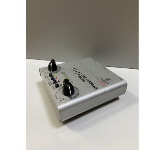 Behringer MIC100 микрофонный/линейный предусилитель USED