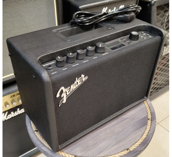 Fender Mustang GT 40 моделирующий гитарный комбоусилитель USED